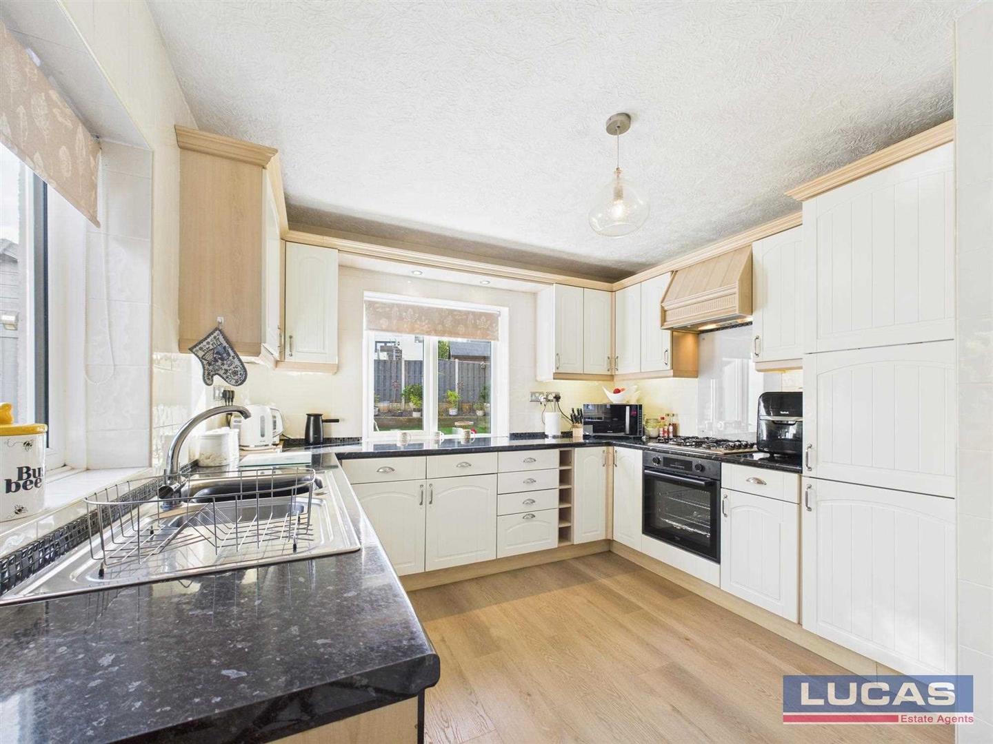 24 Lon Y Wennol, Llanfairpwll